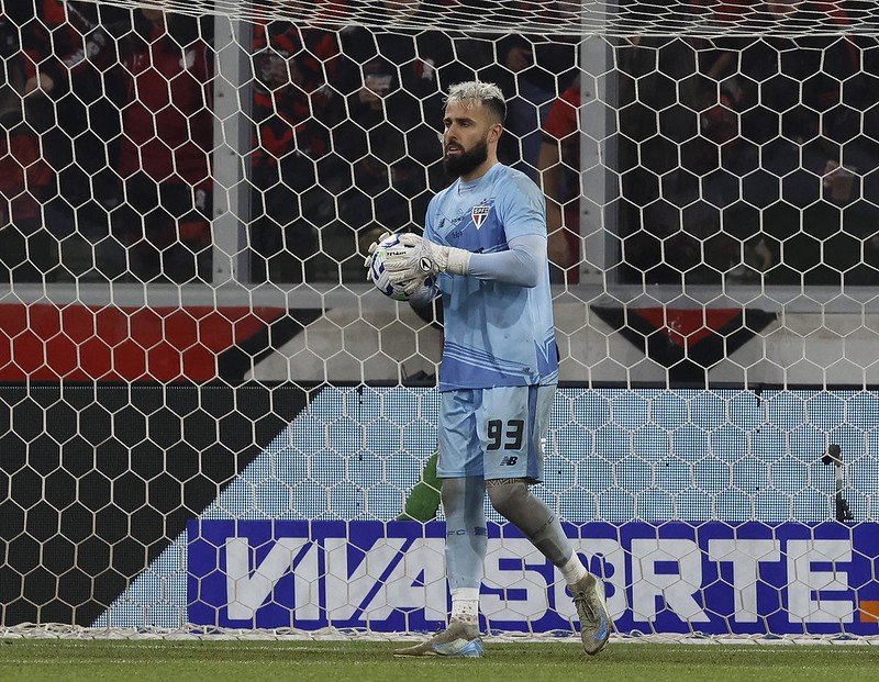 Jandrei com a camisa do São Paulo segurando a bola (foto: Rubens Chiri/Saopaulofc.net)