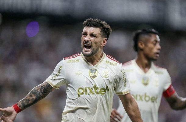 Arrascaeta marca para o Flamengo e celebra. Artilheiro da equipe no Brasileirão saiu no intervalo (foto: Gilvan de Souza/Flamengo)