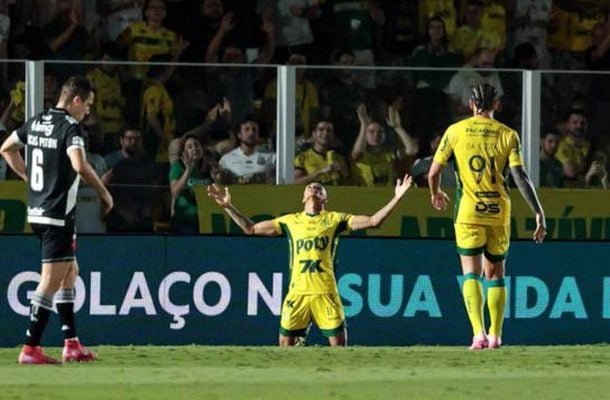 Jogadores do Mirassol comemoram gol diante do Vasco, no Maião (foto: Foto: JP Pinheiro/Agência Mirassol)