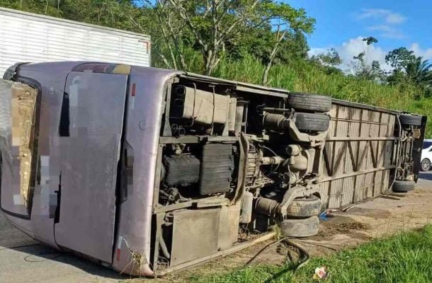 Acidente com ônibus que levava torcida organizada do Bahia até Recife (foto: PRF)