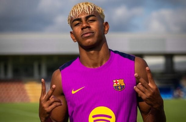 Lamine Yamal, atacante de 18 anos do Barcelona posando para foto com o símbolo de paz (foto: Divulgação/Barcelona)