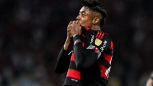 Bruno Henrique em campo com a camisa do Flamengo - Crédito: 