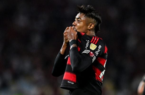 Bruno Henrique beija a camisa do Flamengo (foto: Adriano Fontes/CRF)