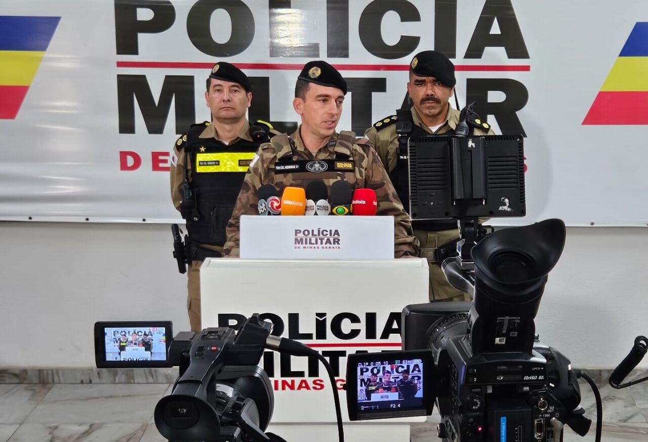 Integrantes da PMMG em frente a câmeras durante entrevista coletiva (foto: PMMG/Divulgação)