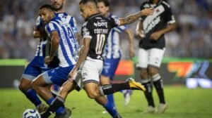 Jogador do Vasco arriscando chute em partida de ida da oitavas de final da Copa do Brasil 2025  - Crédito: 