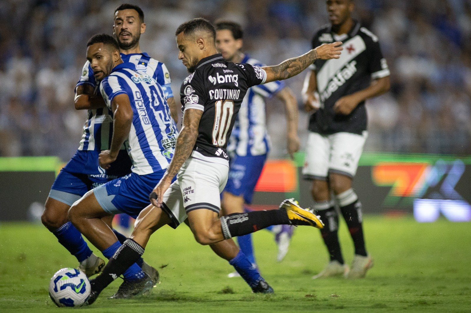 Jogador do Vasco chutando a bola e três atletas do CSA e um outro jogador do Vasco espera à batida (foto: Matheus Lima/Vasco)