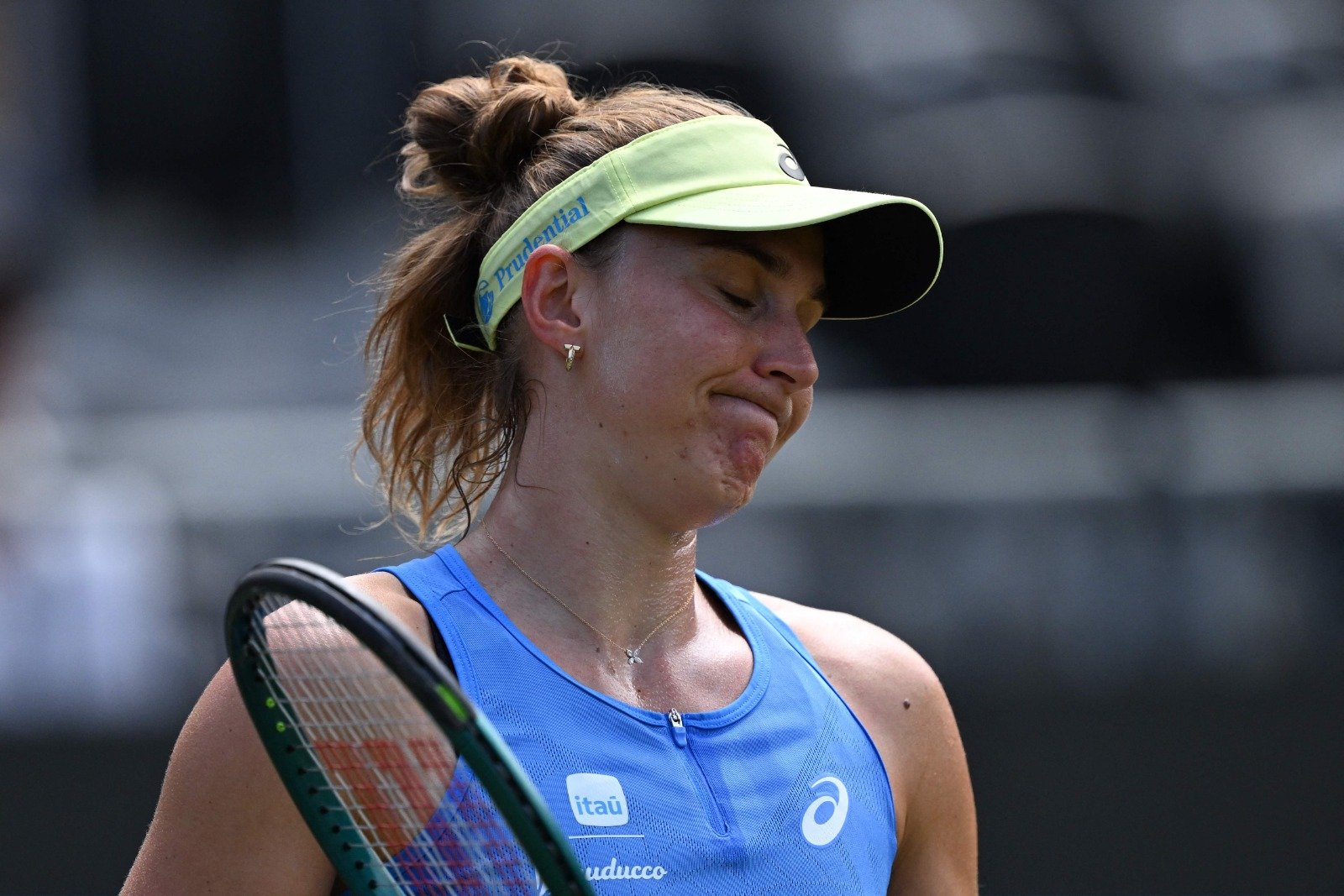 Bia Haddad lamenta em partida de tênis (foto: Kirill KUDRYAVTSEV/AF)