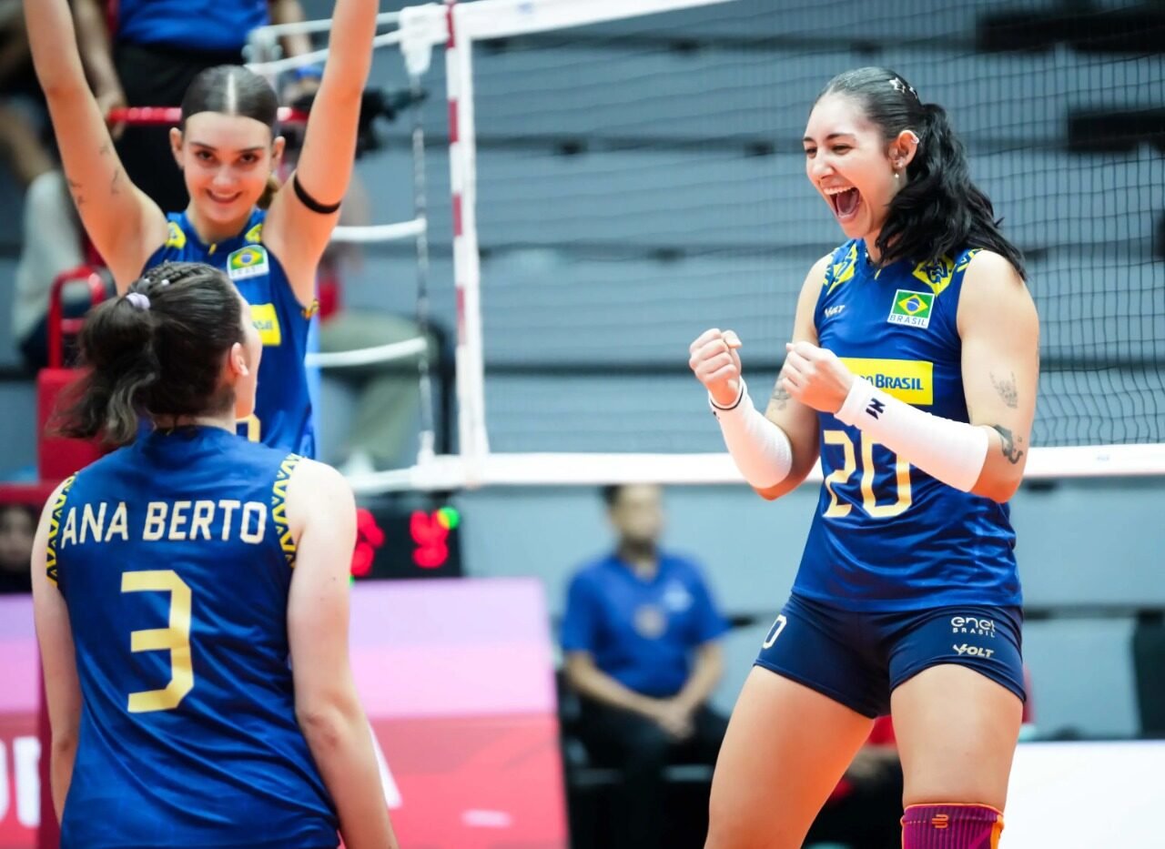Jogadoras da Seleção Brasileira Sub-21 vibrando em quadra (foto: Volleyball World/Divulgação)