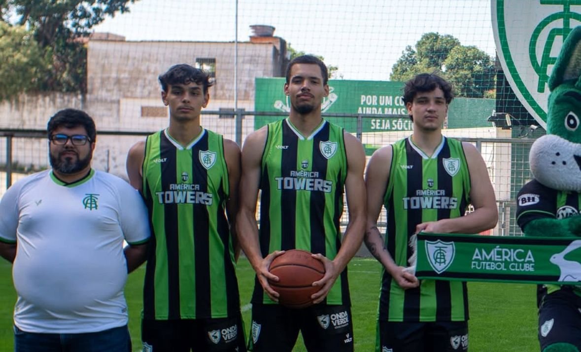 Jogadores do América em fila, durante anúncio de novo time de basquete (foto: Divulgação/América)