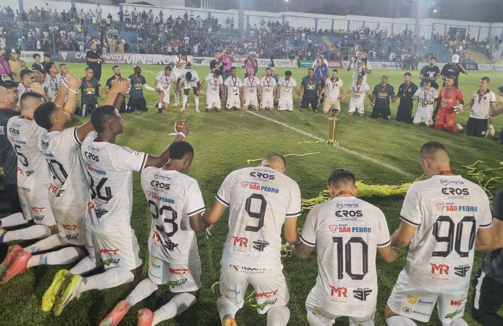 Jogadores do North comemoram título do Módulo II (foto: Luiz Ribeiro/EM/D.A Press)