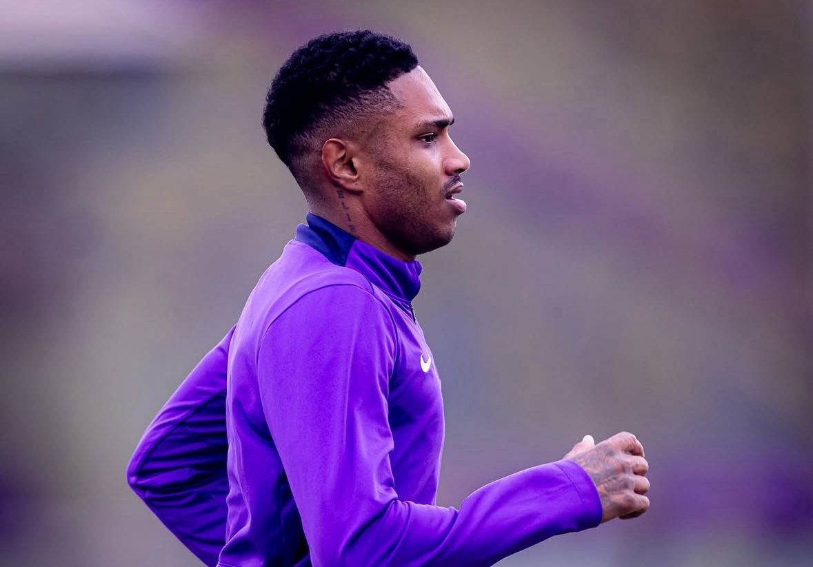 Vitinho durante treino no Ct do Corinthians; jogador utiliza camisa longa roxa (foto: Rodrigo Coca/Corinthians)