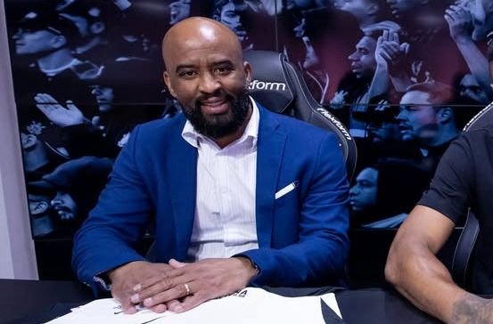 Executivo de Futebol do Corinthians sentado e vestido de terno (foto: Divulgação/Fabinho Soldado)