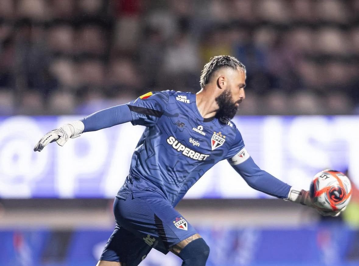 Goleiro se movimenta para chutar a bola (foto: Divulgação/Jandrei)