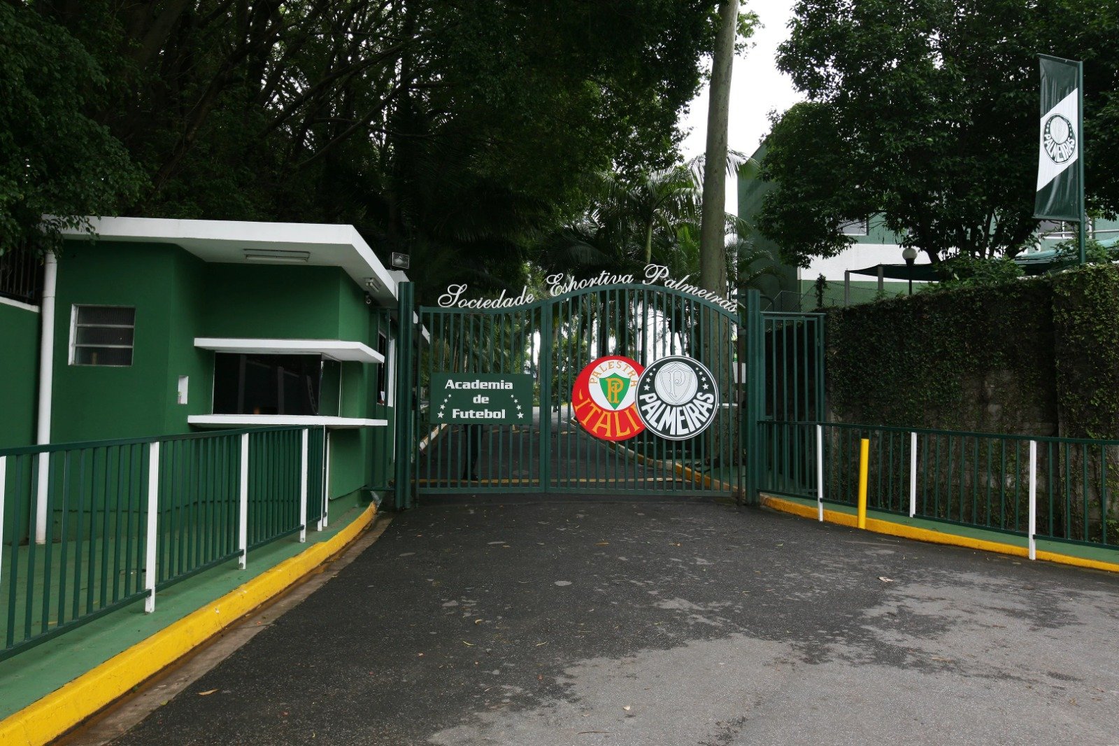 CT do Palmeiras, no local possui um portão de grades com dois escudos do Palmeiras (foto: Divulgação/Palmeiras)