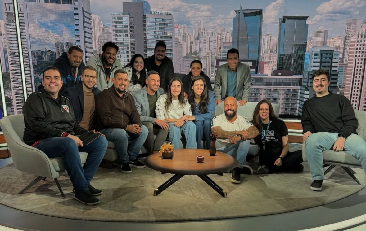 Apresentadores e funcionários da ESPN reunidos em estúdio (foto: Divulgação/Mariana Spinelli)