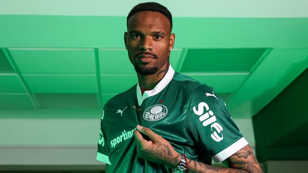 Carlos Miguel segura escudo do Palmeiras, na camisa (foto: Fabio Menotti/Palmeiras)