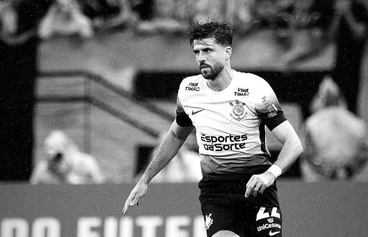 Jogador do Corinthians anda no gramado (foto: Divulgação/Héctor Hernández)