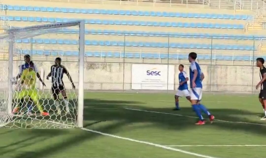 Falha de goleiro do Cruzeiro contra o Atlético no Sub-17 (foto: Reprodução/Galo na Base)