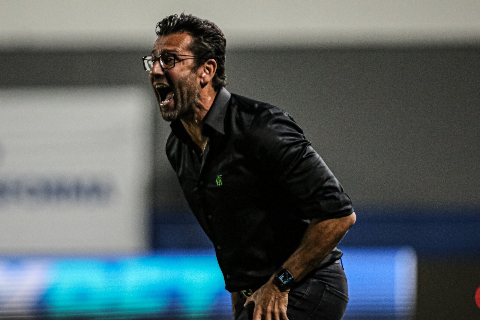 Treinador do América grita em campo (foto: Divulgação/América)