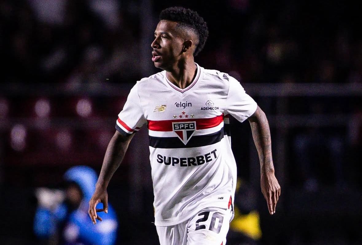 Jogador do São Paulo corre em campo (foto: Marcos Antônio/Victor Froes)