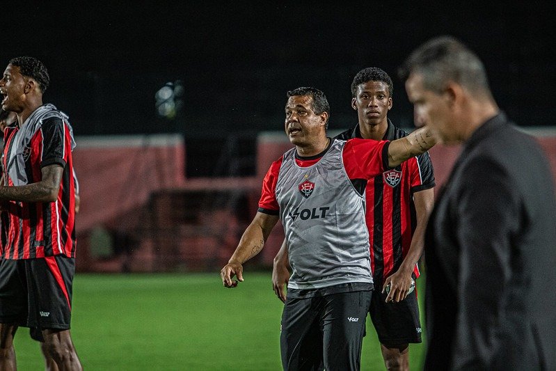 Treinador do Vitória passa comandos para a equipe (foto: Divulgação/Vitória)
