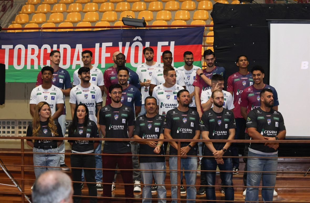 Jogadores do JF Vôlei enfileirados (foto: Cost/Foto e comunicação/Divulgação)