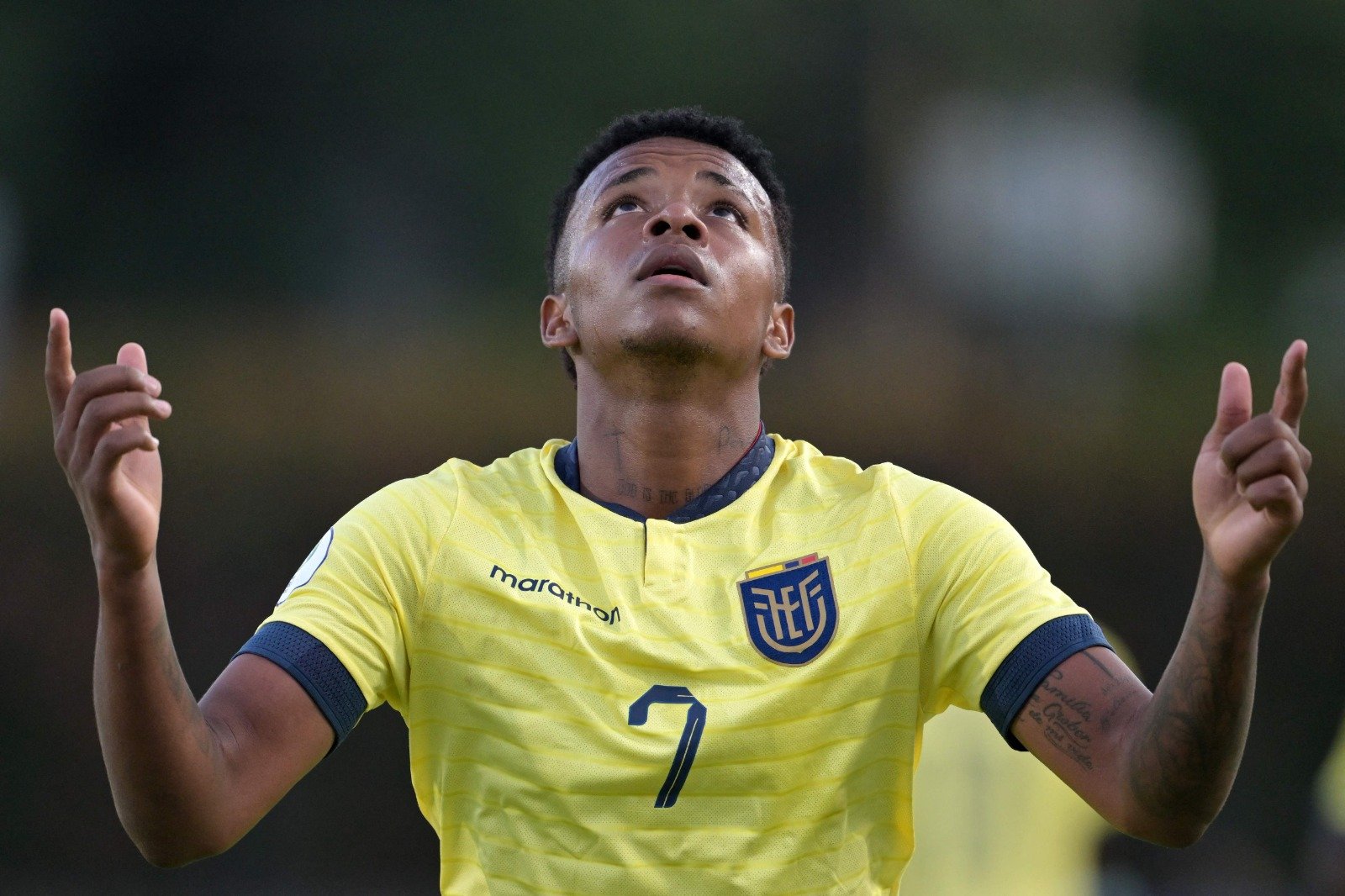 Keny Arroyo comemora olhando para o céu (foto: Juan Barreto/AFO)