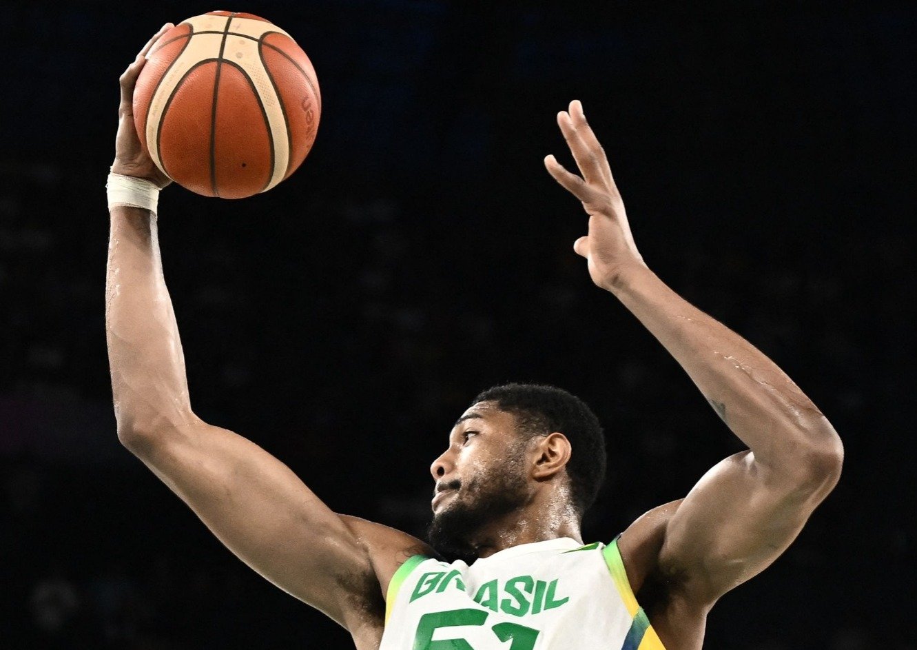 Bruno Caboclo com bola de basquete na mão (foto: Aris Messinis/AFP)