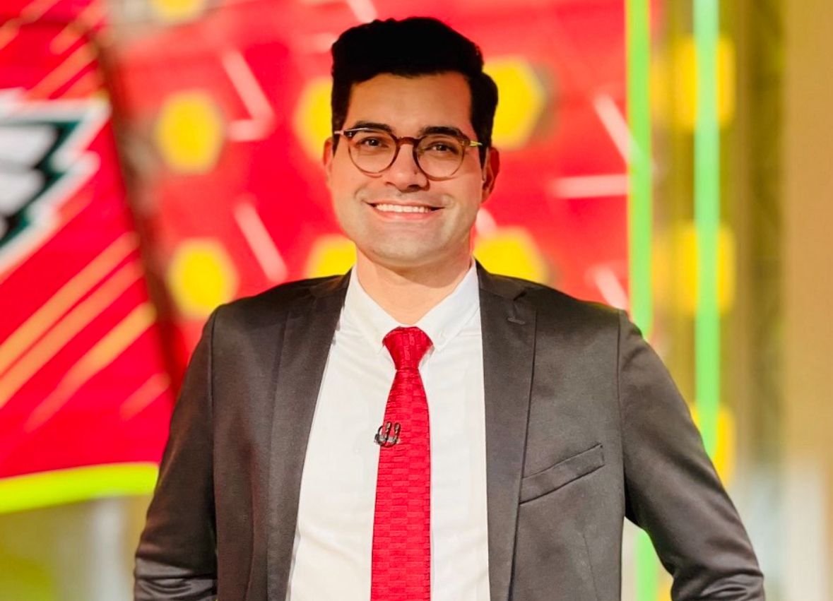 Jornalista contratado pela Globo de terno e gravata vermelha (foto: Divulgação/Antony Curti)