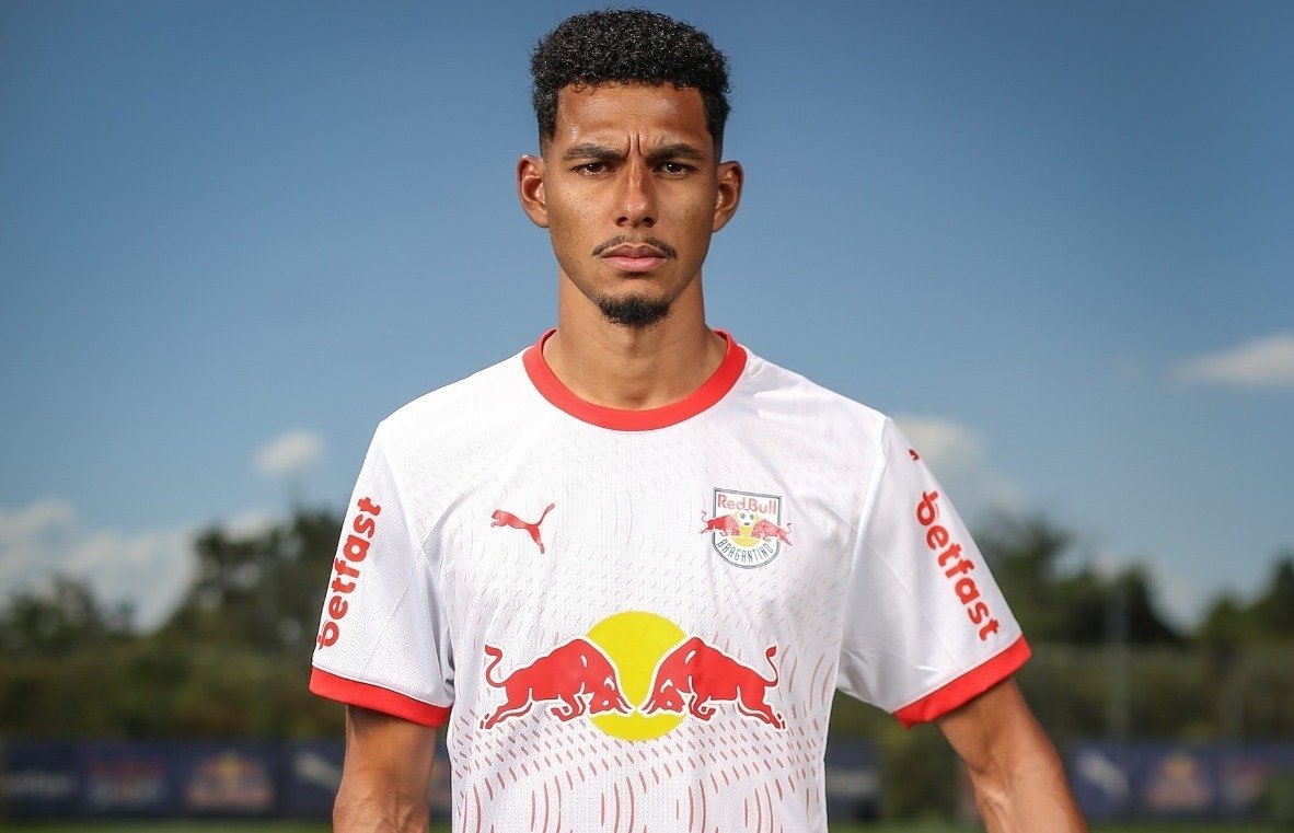 Jogador do Bragantino com camisa Branca e semblante sério (foto: Alix Vinícius é contratado pelo Bragantino)