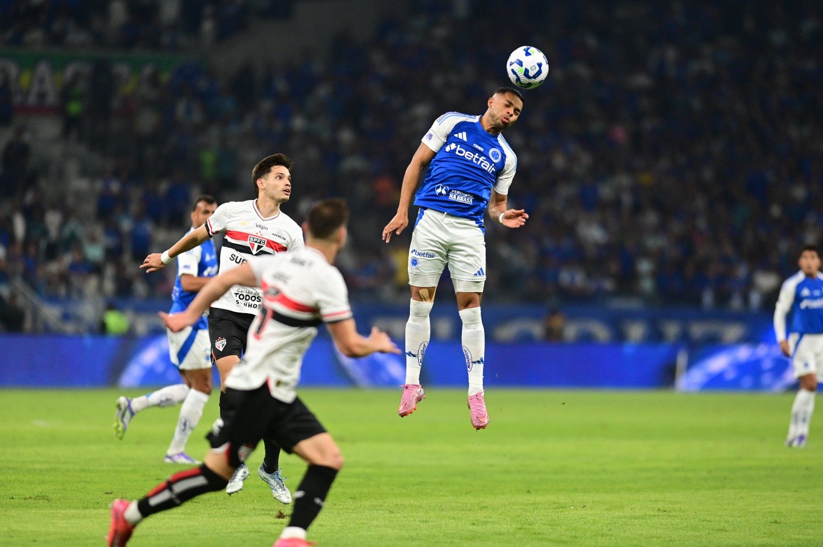 Wanderson sobe para cabecear em Cruzeiro x São Paulo (foto: Leandro Couri/EM/D.A Press)