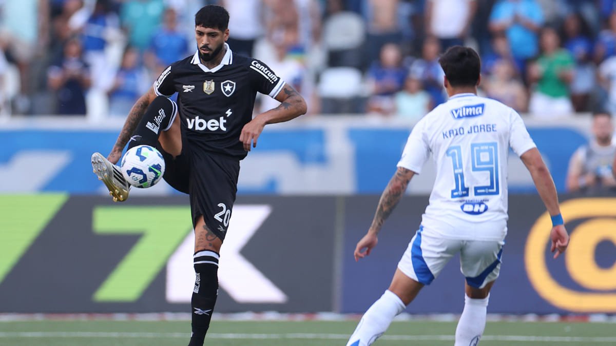 Alexander Barboza, zagueiro do Botafogo, em lance com Kaio Jorge, atacante do Cruzeiro (foto: Vítor Silva/Botafogo)
