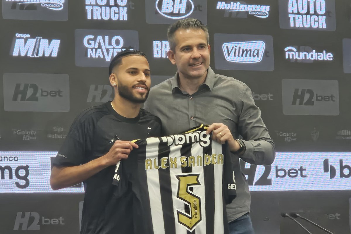 Alexsander ao lado de Victor durante apresentação na Arena MRV (foto: Samuel Resende/No Ataque)