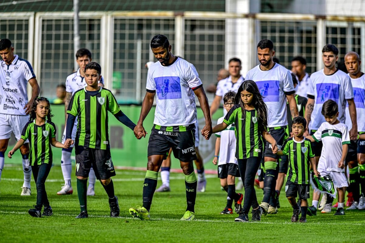 Capitão do América, Ricardo Silva puxa a fila de jogadores antes de jogo contra o Remo pela Série B (foto: Mourão Panda / América)