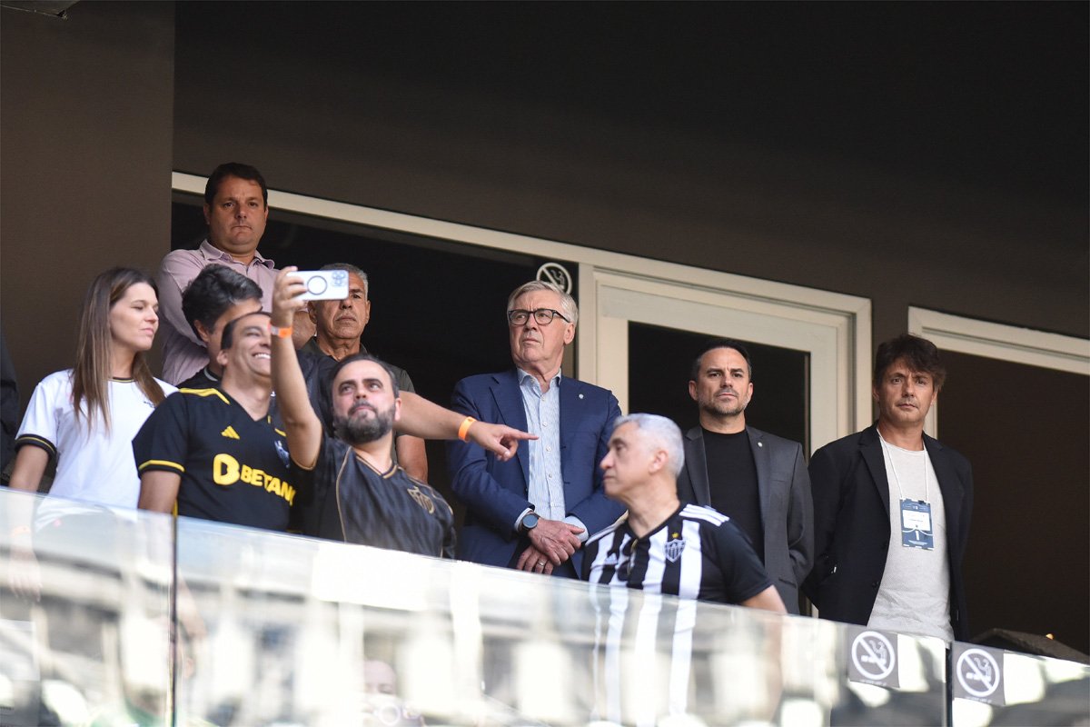 Carlo Ancelotti, técnico da Seleção Brasileira, acompanhou jogo entre Atlético e Grêmio na Arena MRV (foto: Ramon Lisboa/EM D.A Press)