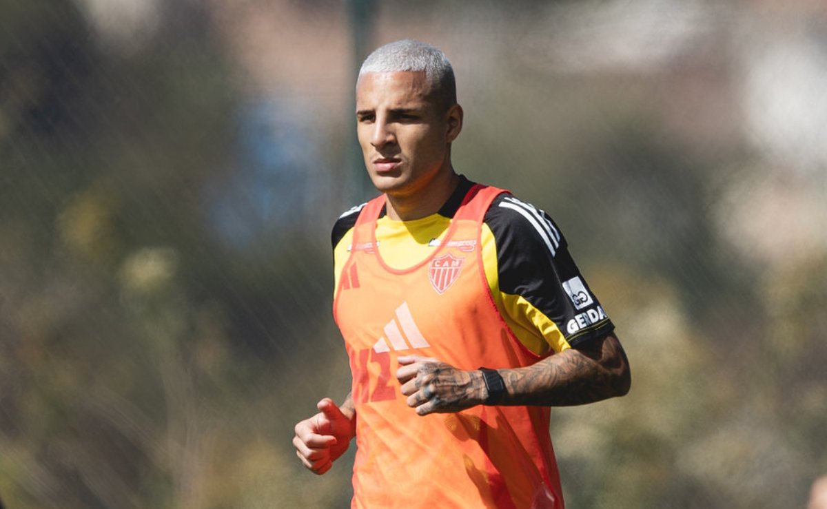 Guilherme Arana, lateral-esquerdo do Atlético, durante treinamento na Cidade do Galo (4/8) (foto: Pedro Souza/Atlético)
