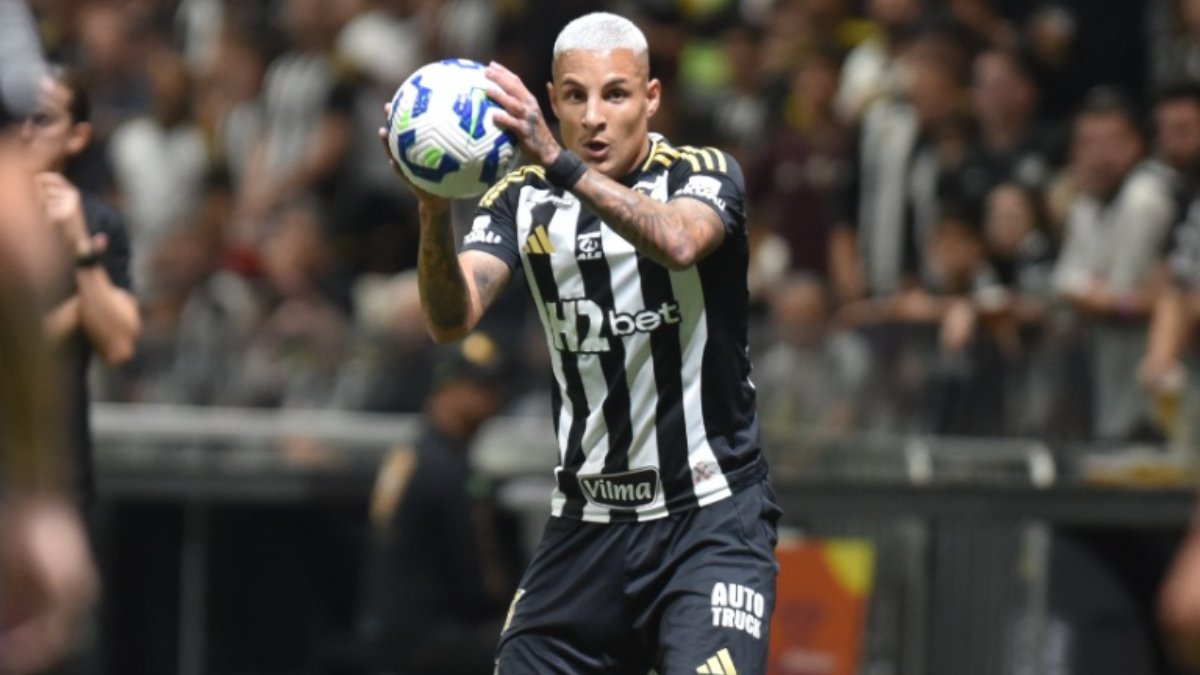 Arana em ação pelo Atlético contra o Flamengo na Copa do Brasil 