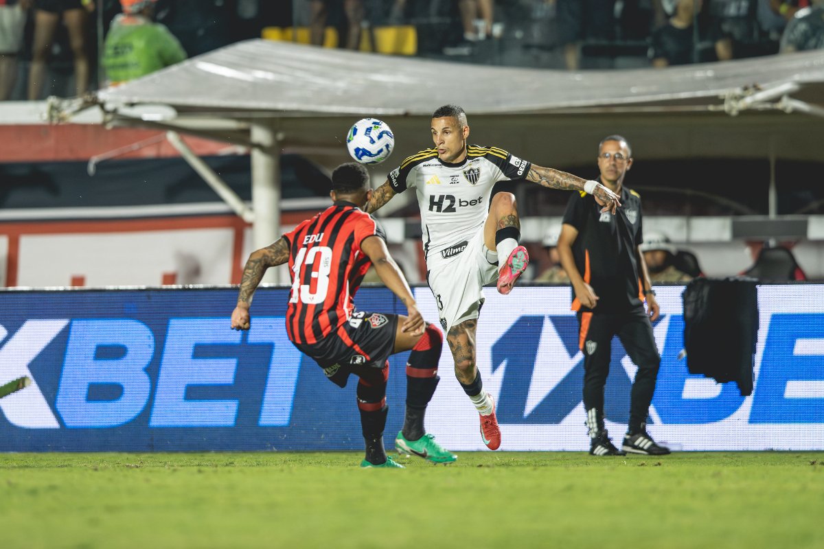 Arana domina bola durante Vitória x Atlético (foto: Pedro Souza/Atlético)