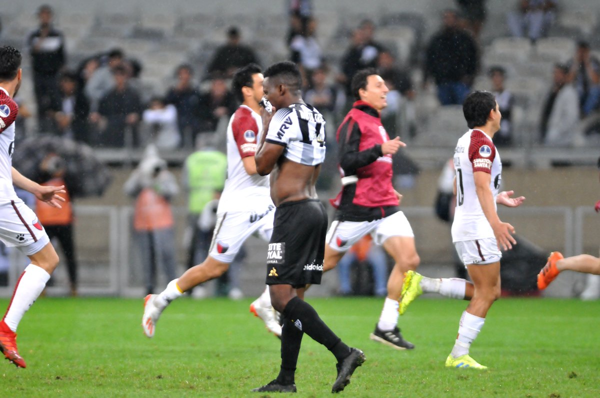 Cazares se lamenta após derrota do Atlético para o Colón nos pênaltis, pela Sul-Americana de 2019 - (foto: Alexandre Guzanshe/EM/D.A. Press)