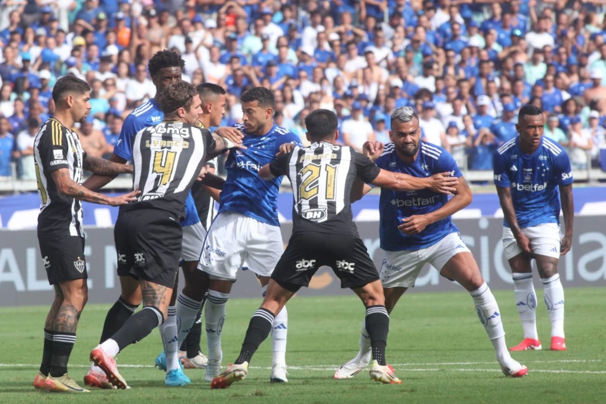 Jogadores de Atlético e Cruzeiro durante clássico no Mineirão (foto: Edesio Ferreira/EM/D.A. Press)
