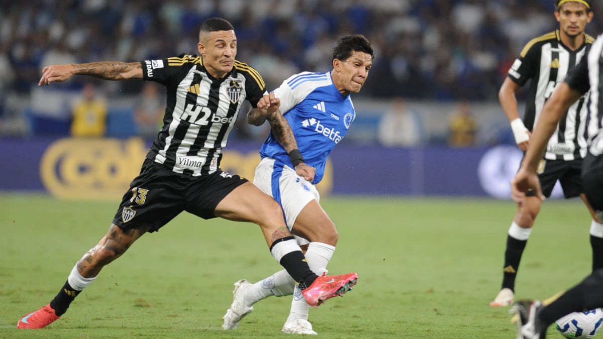 Jogadores de Cruzeiro e Atlético em clássico no Mineirão (foto: Alexandre Guzanshe/EM/D.A. Press)