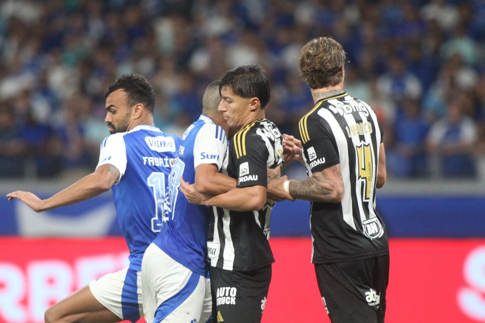 Jogadores de Atlético e Cruzeiro durante jogo no Mineirão (foto: Edesio Ferreira/EM/D.A. Press)