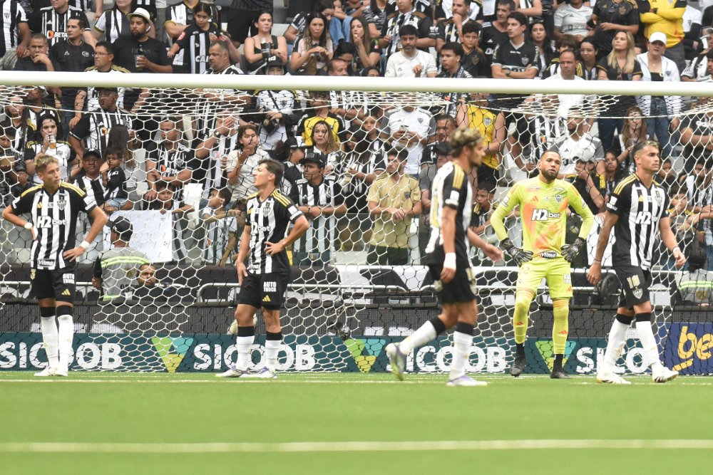 Jogadores do Atlético lamentam gol do Grêmio na Arena MRV - (foto: Ramon Lisboa/EM/DA.Press)