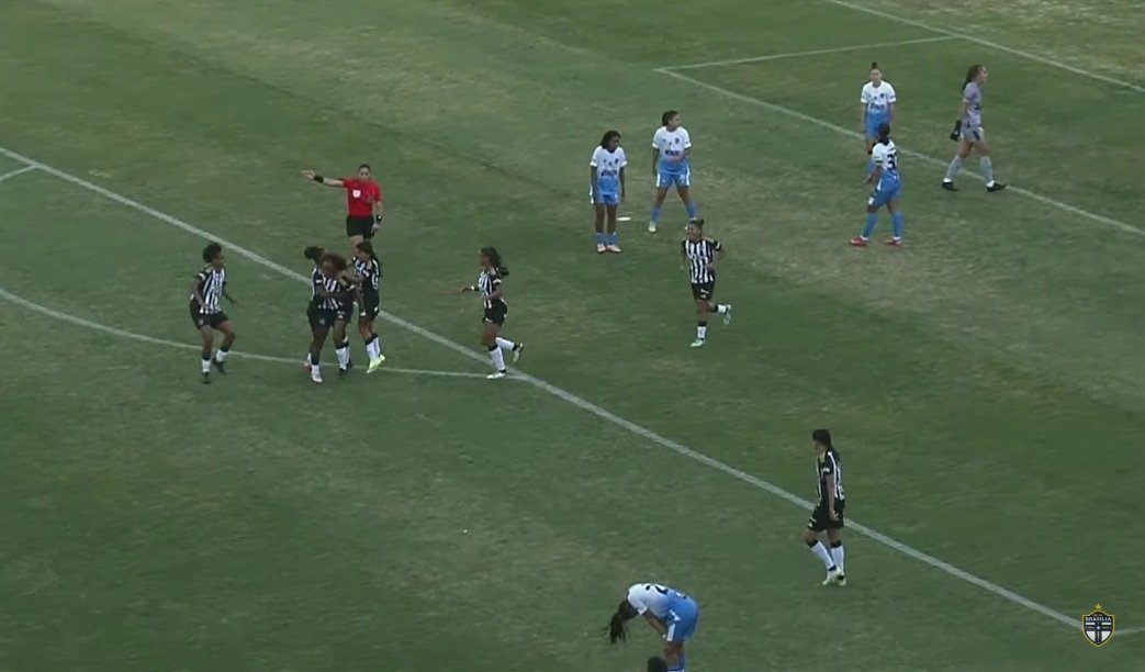 Jogadoras do Atlético comemoram gol sobre o Real Brasília (foto: Reprodução/Real Brasília TV)