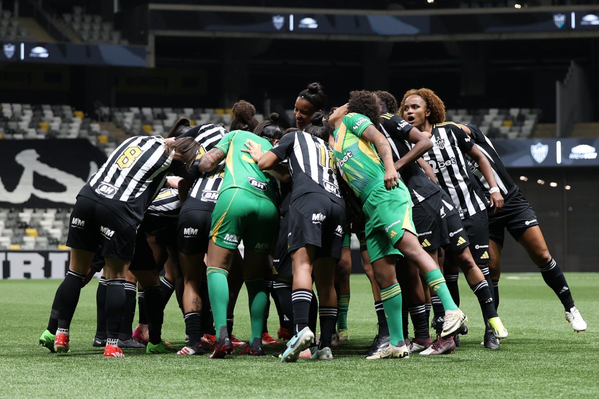 Jogadoras do Atlético reunidas antes de jogo na Arena MRV (foto: Daniela Veiga / Atlético)