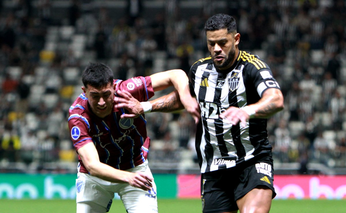 Hulk, do Atlético, disputa bola com jogador do Godoy Cruz na Arena MRV (foto: Edésio Ferreira/EM/D.A. Press)