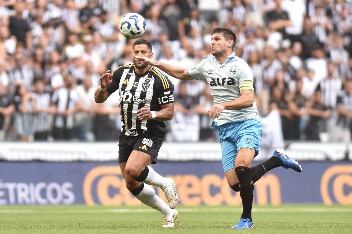 Hulk e Kannemann disputam bola em Atlético x Grêmio - (foto: Ramon Lisboa/EM/DA.Press)