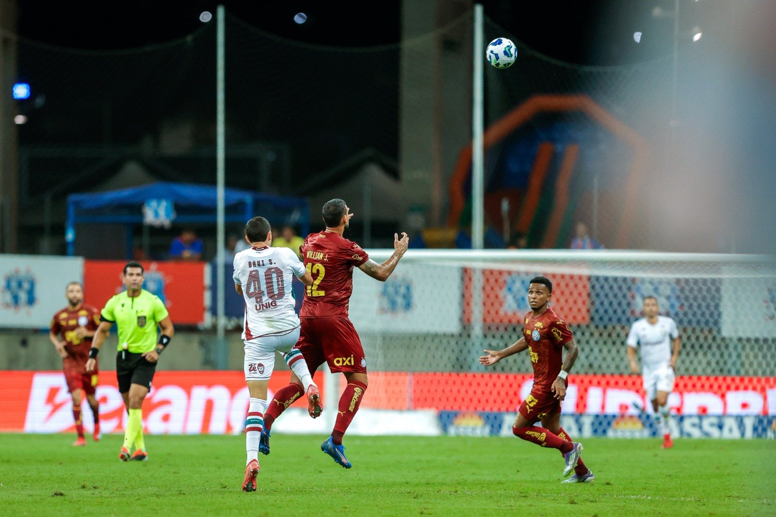 Disputa de bola em Bahia 3 x 3 Fluminense (foto: Rafael Rodrigues/EC Bahia)