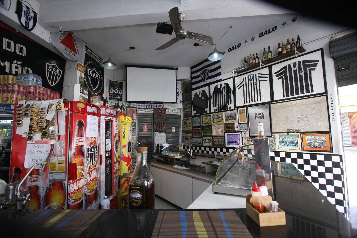 Paredes do Bar do Salomão são repletas de decoração relacionada ao Atlético