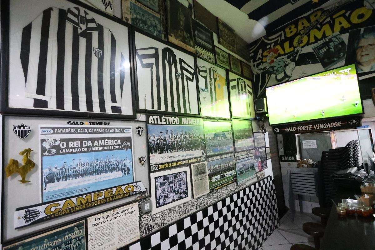 Paredes do Bar do Salomão são repletas de decoração relacionada ao Atlético